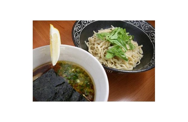 【太助家】「つけめん」(￥800)は麺200g。薬味のレモンを絞ると、こってりテイストがさっぱりライトに！