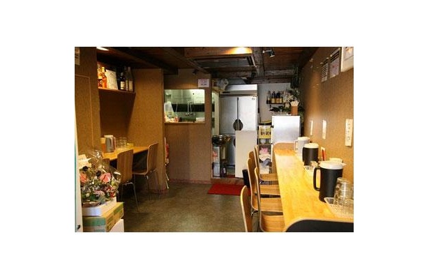 【ラーメン 新天地】住宅地に溶け込むコンパクトな店舗。卓上のおろしニンニクをラーメンに加えて、ジャンクなうまさを加速させよう