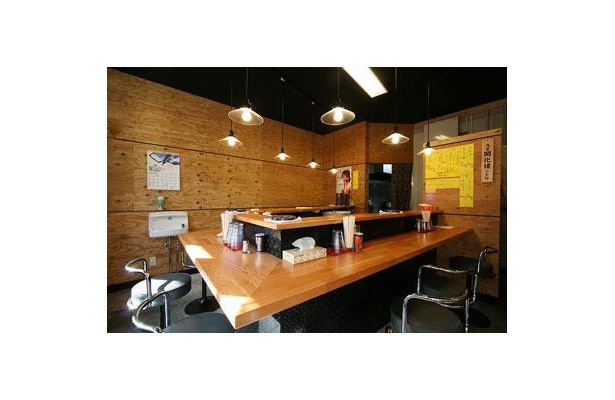 【太助家】下町情緒あふれる月島の町内にしっくりとなじむ店構え。奥に広がった形の、珍しいコの字型カウンターが特徴的