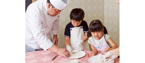オークラ東京ベイの春巻作りにキッズは夢中！