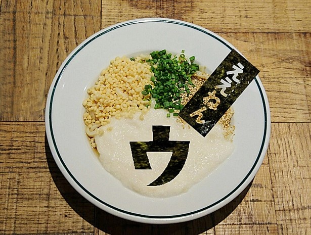 「ええ麺」(1100円)は、とろろたっぷりの冷やしぶっかけうどん