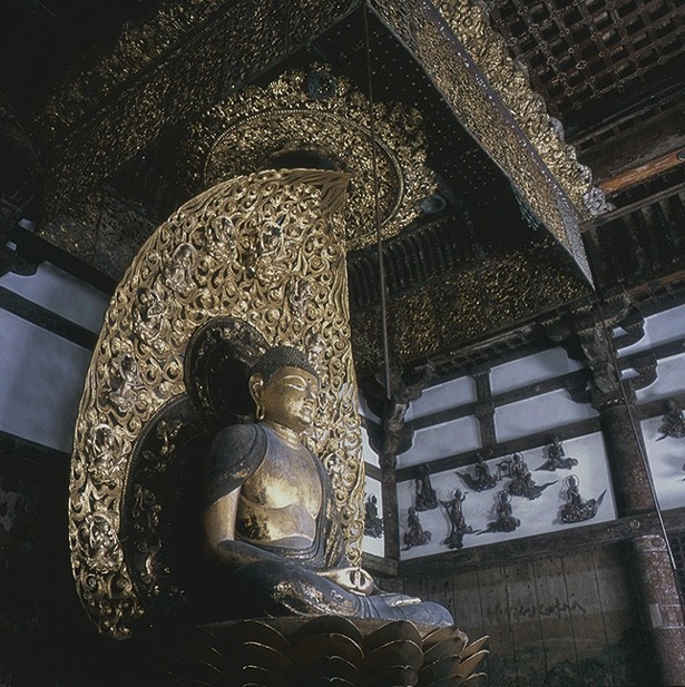 本尊で国宝の阿弥陀如来坐像。日本を代表する仏師、定朝により作られた/平等院