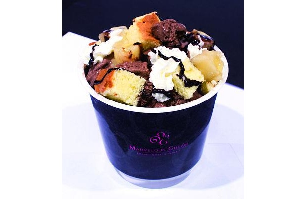 ミルクチョコレートアイスにバナナやスポンジケーキを入れたチョコケーキのような｢セブン｣