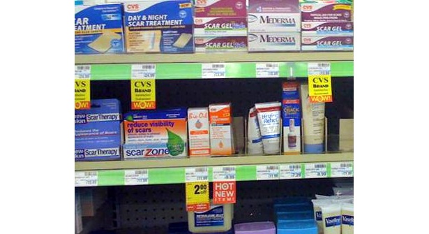 欧米では常識!? 薬局に並ぶ「跡ケア」製品画像