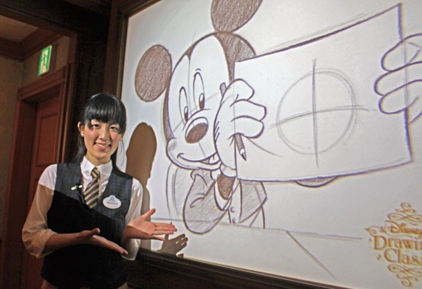 専門のキャストがミッキーマウスの描き方を丁寧に解説！