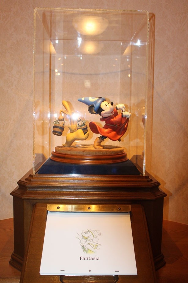 「ファンタジア」のミッキーマウスとほうきをデザインした模型