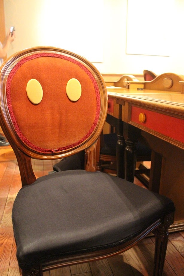 椅子の背もたれは、ミッキーマウスのコスチュームをイメージしたデザイン