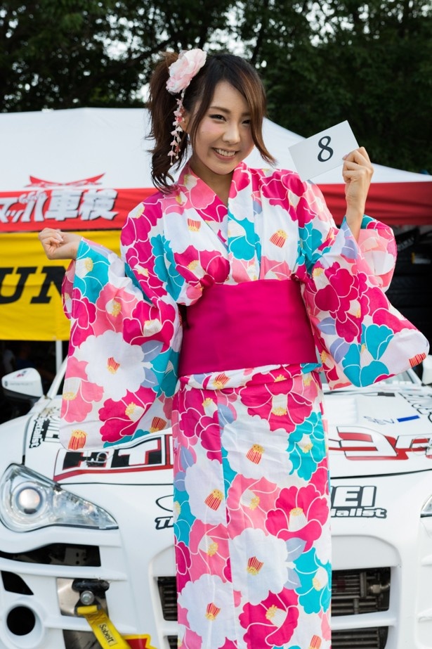 浴衣を着たダンロップのレースクイーン