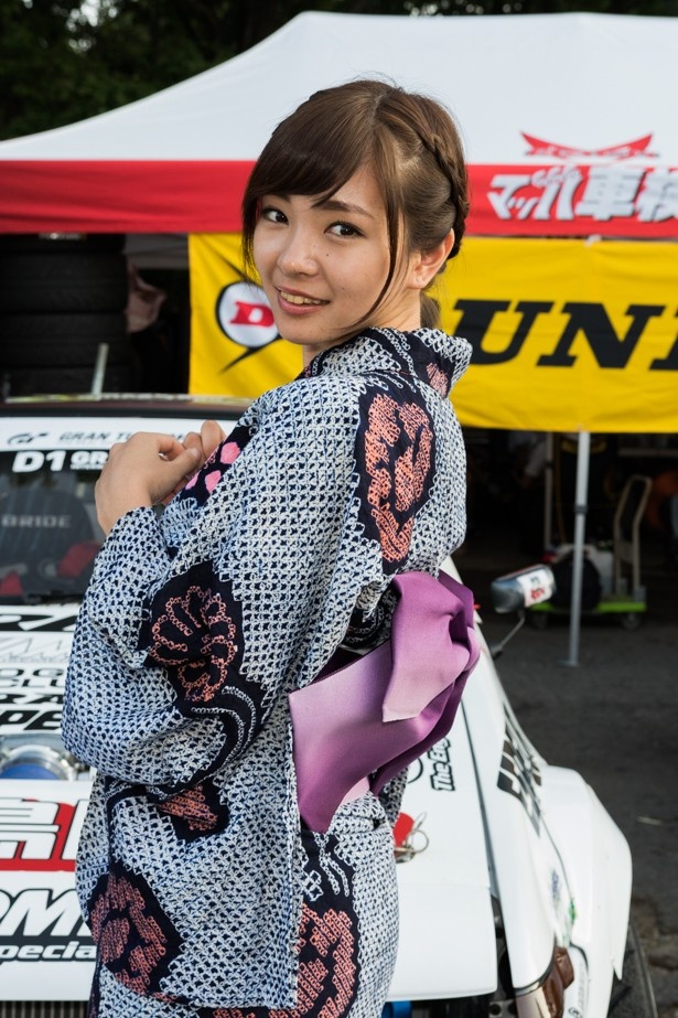 浴衣クイーンに選ばれたダンロップのレースクイーン。浴衣は母親からのお下がりとのことだ