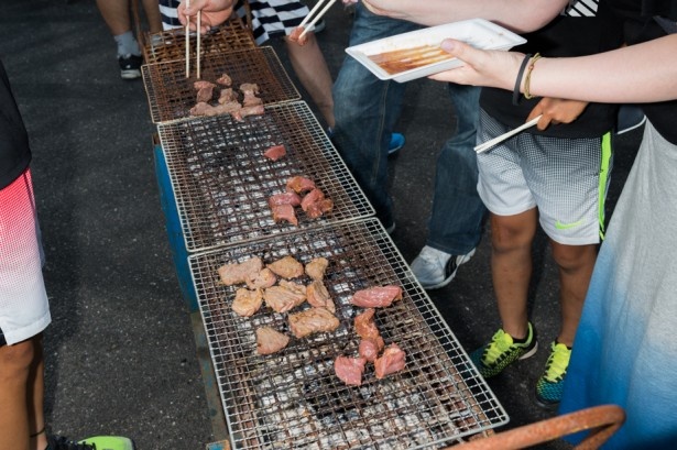 焼き肉を楽しむ観客