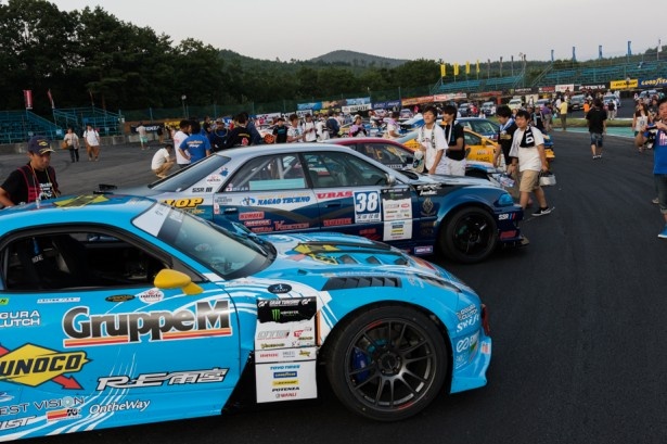 夏祭りの時間中、マシンがズラリとコース内に並び、ファン達は思い思いに楽しんでいた