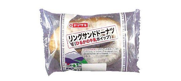 表面に粉砂糖をまぶし、半分にチョコをコーティングした「リングサンドドーナツ」