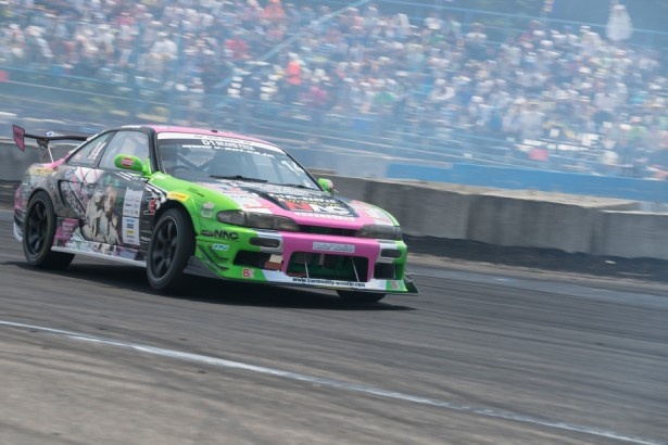 今季2勝目を挙げた村山と、愛車シルビアS14