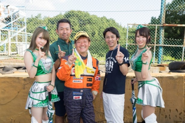村山を中心に、パシフィックレーシングのスタッフとレースクイーン