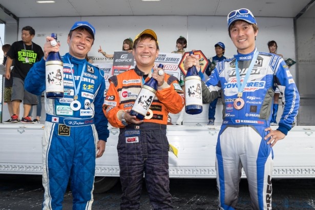 表彰式で美酒に酔う3人。左から2位の藤野、優勝した村山、3位の川畑