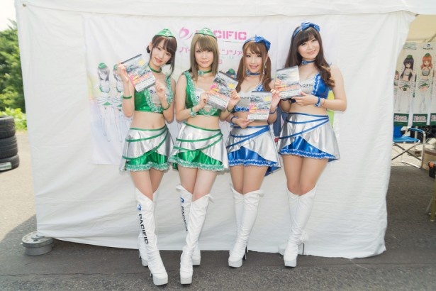 優勝したパシフィックレーシングのレースクイーン達