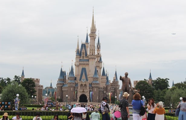 ミッキーマウスとウォルト・ディズニーのパートナーズ像は、開園15周年を記念して贈られたもの