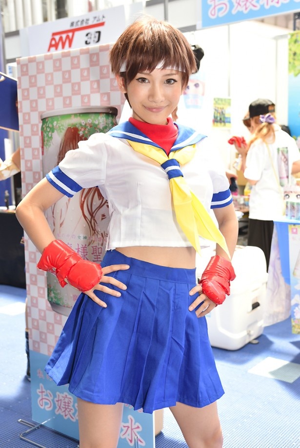 「ストリートファイター」シリーズの春日野桜に扮する成賀くるみさん