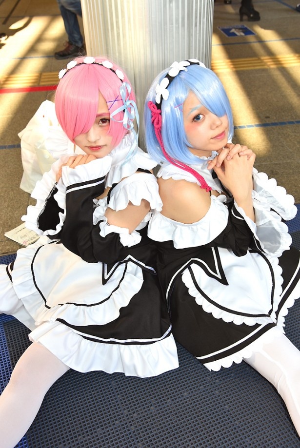 「Re：ゼロから始める異世界生活」のラム(左：ちょもかさん)と、レム(右：麗魅さん)