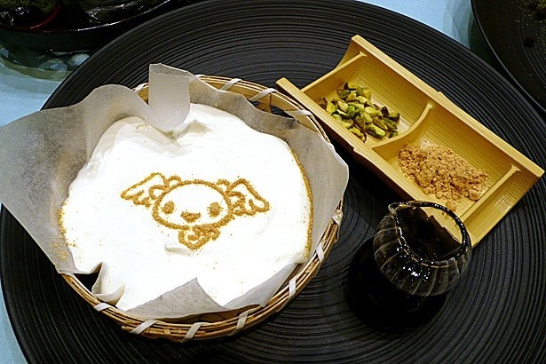 まるで豆腐のようなわらび餅の「あま～い京のおとうふどすえ」(税抜680円) /Cinnamoroll Café