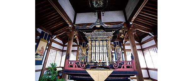 舎利殿内に安置される多宝塔。四方の壁面には「涅槃図」や「十六羅漢図」が並んでいる/鹿王院