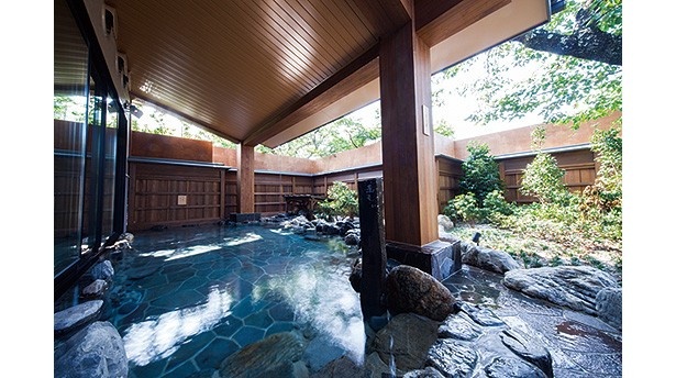 開放感のある露天風呂｡天然温泉が肌に心地いい内湯にはシルキー湯やドライ＆ミストサウナなどもあり/京都 嵐山温泉 湯浴み処 風風の湯