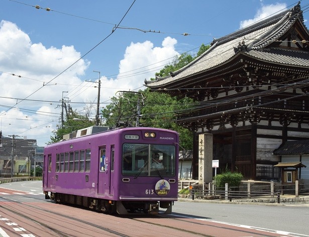 100年以上も古都を走り続ける嵐電は、京都に現存する唯一の路面電車