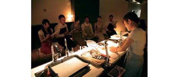 まずは先生のデモンストレーションを見学
