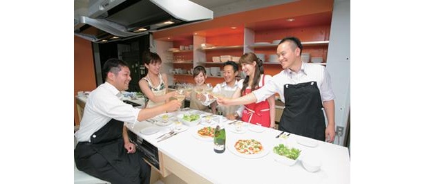 完成したら、みんなで会食！ぐっと仲良くなれるチャンスだ