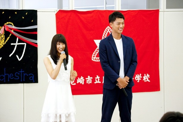 土屋太鳳＆竹内涼真が市立尼崎高校をサプライズ訪問！