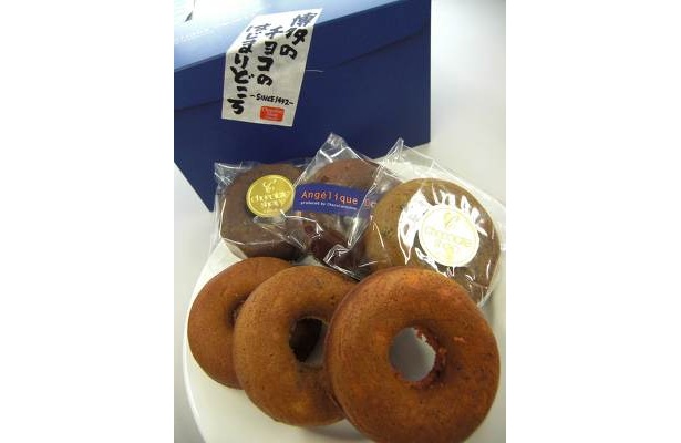 カラフルな新商品のドーナツ