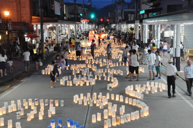 【写真を見る】イベント当日は商店街が歩行者天国となり、辺り一面を灯篭の灯りが包み込む