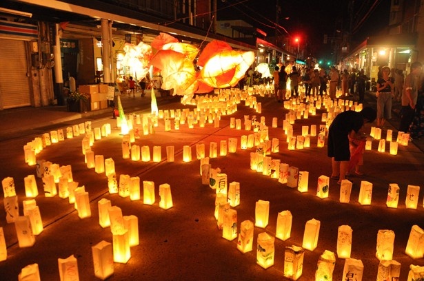 美しく整列された灯篭が作り出す1日限定の夜景は地上の“天の川”と称され、「日本夜景遺産」にも認定されている