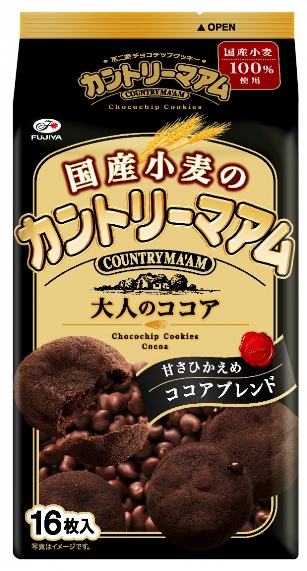 「カントリーマアム(大人のココア)」(参考小売価格・324円)はオランダ産ココアとブラックココアの2種類のココアで甘さ控えめの大人な味わい