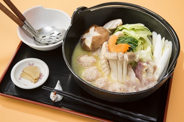 自家製のつくねを比内地鶏のガラからとったスープに入れた「鶏塩ちゃんこ鍋」(2100円)