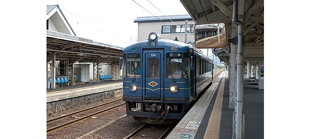 白砂青松の天橋立の松をイメージした車両。普段は1両のみで運行する/丹後あおまつ号