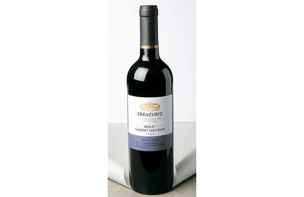 チリ産の赤ワイン「エラスリス ブレンズ メルロー＆カベルネ・ソーヴィニヨン」は、グラスで430円。香り豊かで柔らかく、飲み心地がいい、女性に人気のワインだ