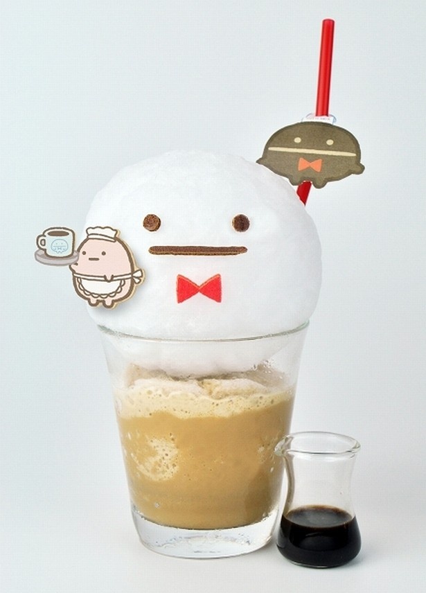 大きな”おばけ”がトッピングされた「おばけとまめマスターのひんやりコーヒーシェイク」(税抜780円)