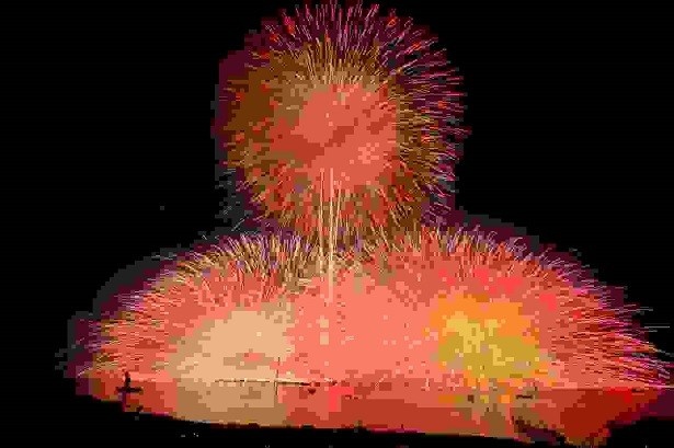 5位の「第68回諏訪湖祭湖上花火大会」は8月15日(月)に開催