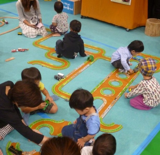 レールにのせてトミカトーマスで遊ぶこともできる