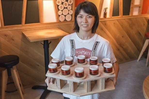 【写真を見る】定員が「わんこそば」のようなスタイルでビールを提供するデュッセルスタイル