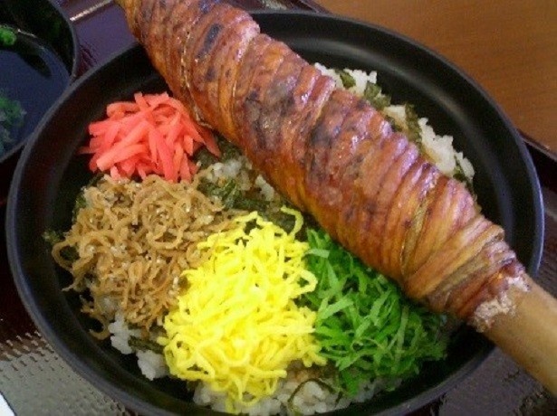 道の駅「うわじまさきいや広場」(愛媛県)の「太刀魚ちりめん丼」