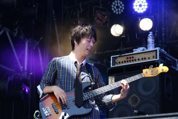 ベースの岡田典之はファンの歓声に笑顔で応える