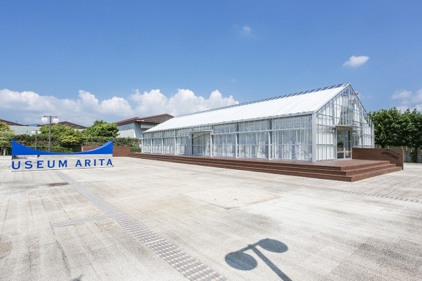 ガラス張りで温室をイメージしたという「USEUM ARITA(ユージアム アリタ)」。佐賀県の県立九州陶磁文化館の玄関脇にオープン