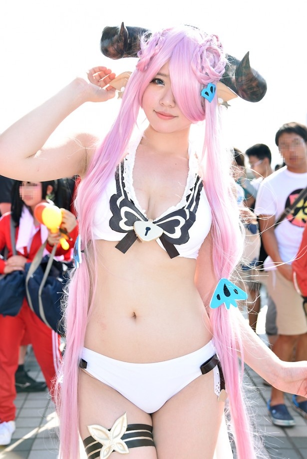 【写真を見る】「グランブルーファンタジー」のナルメアに扮する林檎飴さんをはじめ、魅力的なコスプレイヤーがずらり！