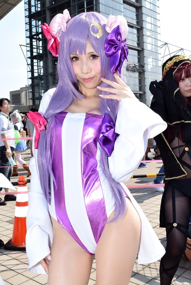 「東方Project」のパチュリー・ノーレッジに扮する一條恋さん