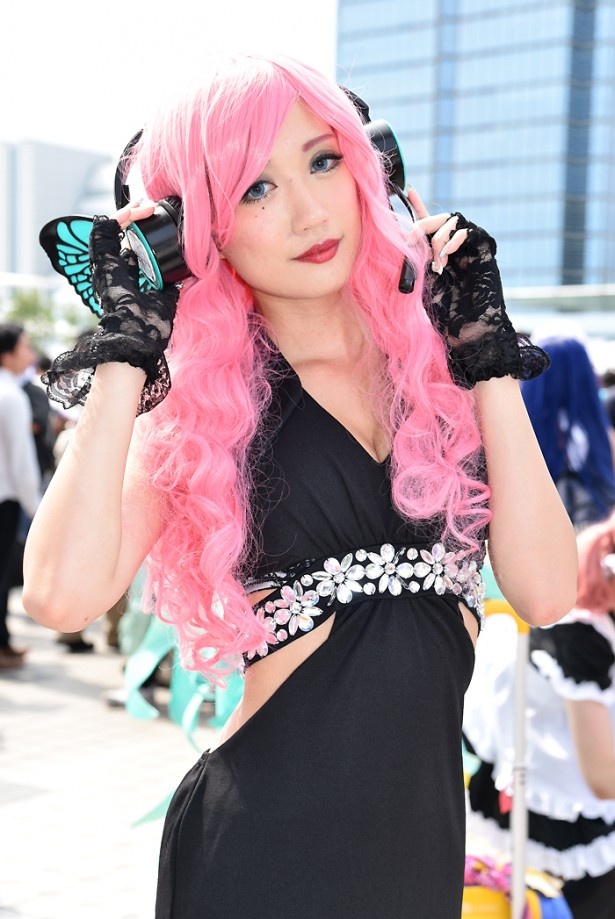 ボーカロイドの巡音ルカに扮するRisuさん
