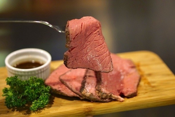 こだわり抜いたジューシーなローストビーフが、ワンコインで食べ放題