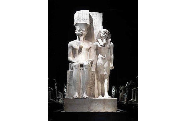 日本初来日の「アメン神とツタンカーメン王の像」。高さ209cmもある巨大なもの
