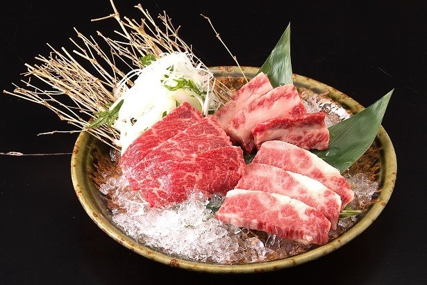 【写真を見る】漢方ハーブ飼料で育てた健康にいい焼肉「漢方牛盛合せ」(2990円)